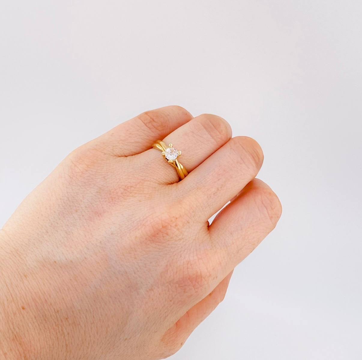 Anillo Solitario Abrazado 3.95 g / T6 1/4 Oro Amarillo 18K