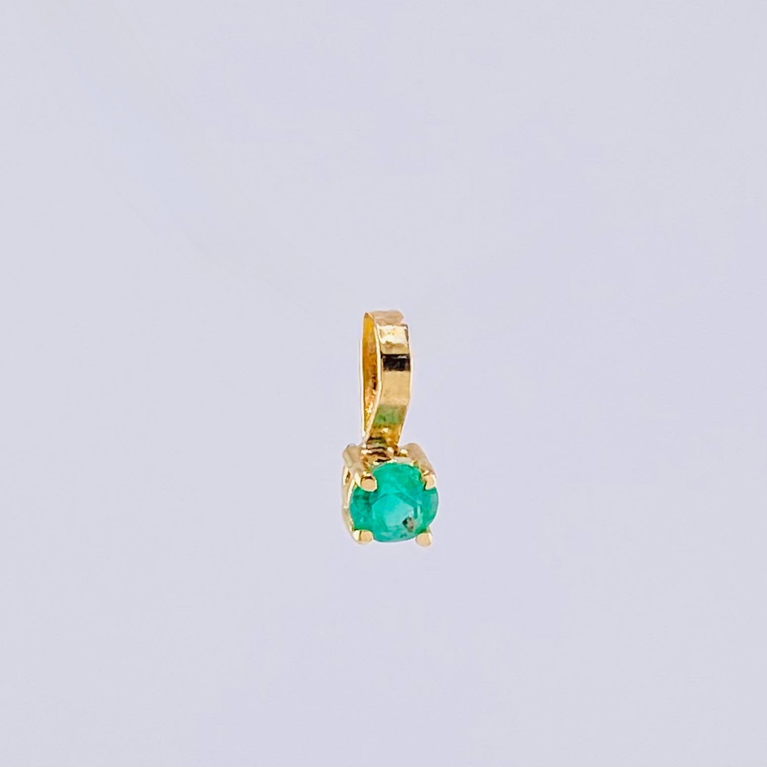 Dije Piedra Esmeralda 8Pts 0.2 g / 0.7 cm Oro Amarillo 18K