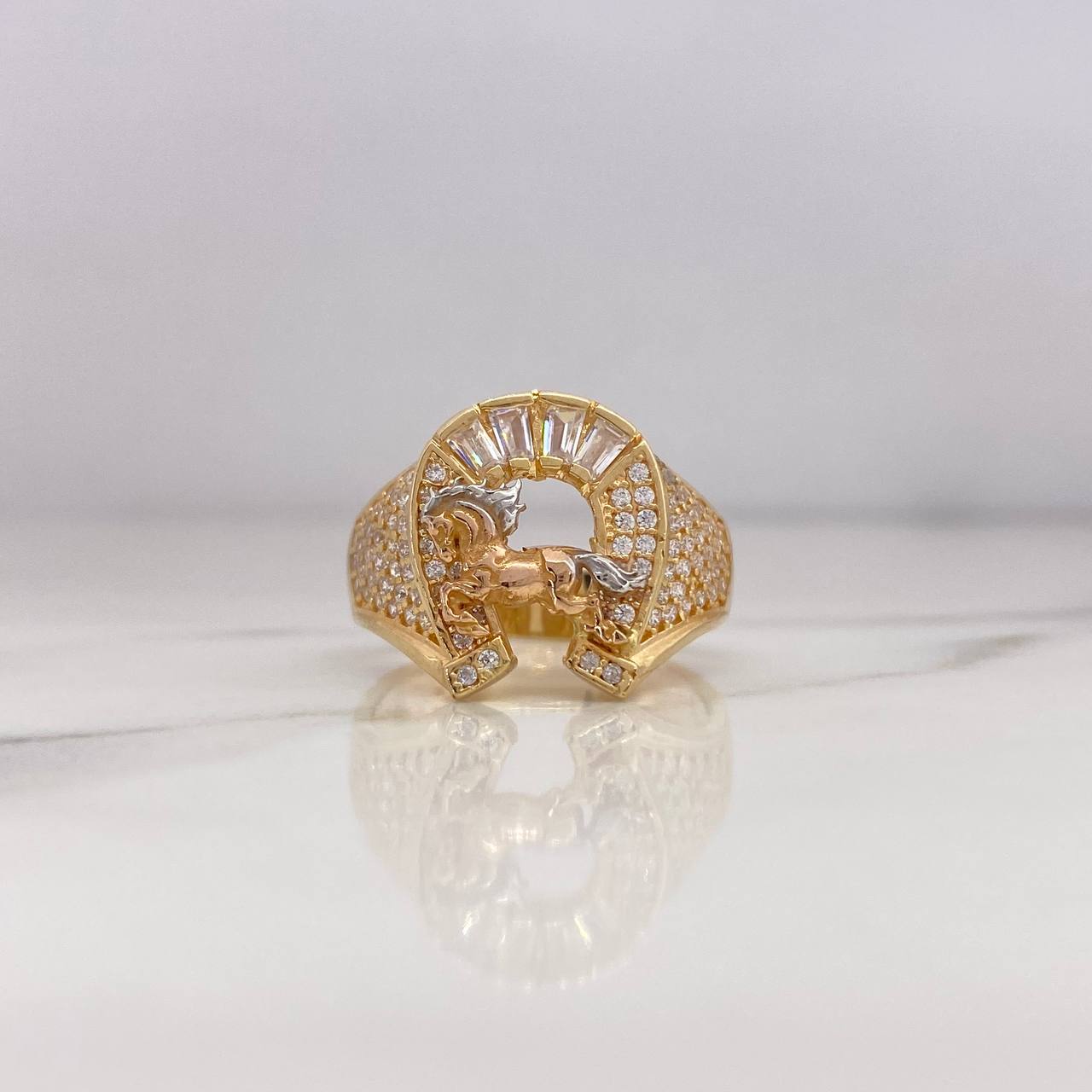 Anillo Herradura Caballo 5.5gr / T8 1/2 / Circones Blancos Tres Oros 18K $