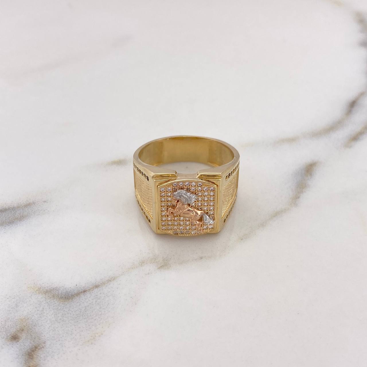 Anillo Caballo 10.7gr / T11 / Circones Blancos Negros Tres Oros 18K $