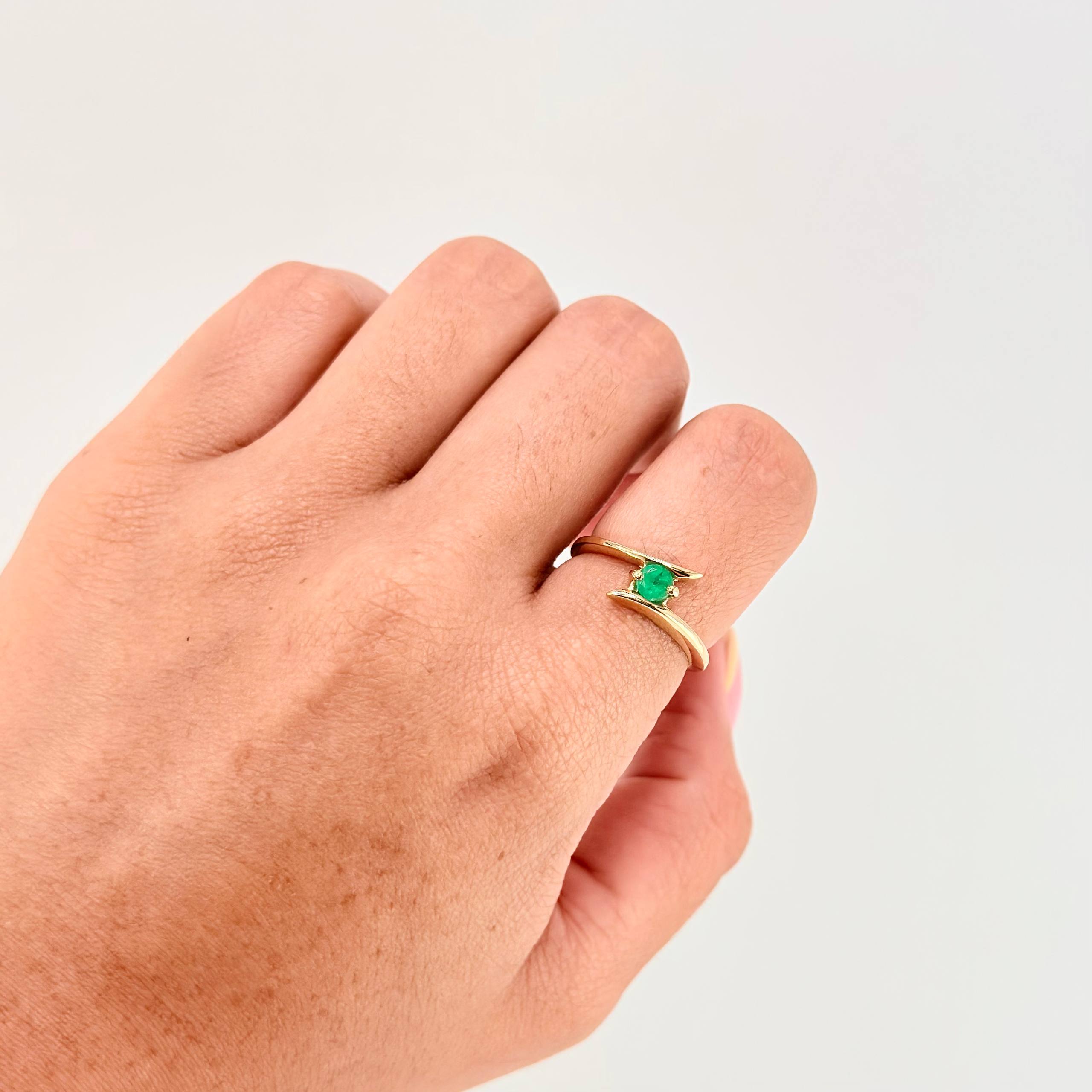 Anillo Olas Fluctuantes Esmeralda 25Pts 3 g / T6 3/4 Oro Amarillo 18K