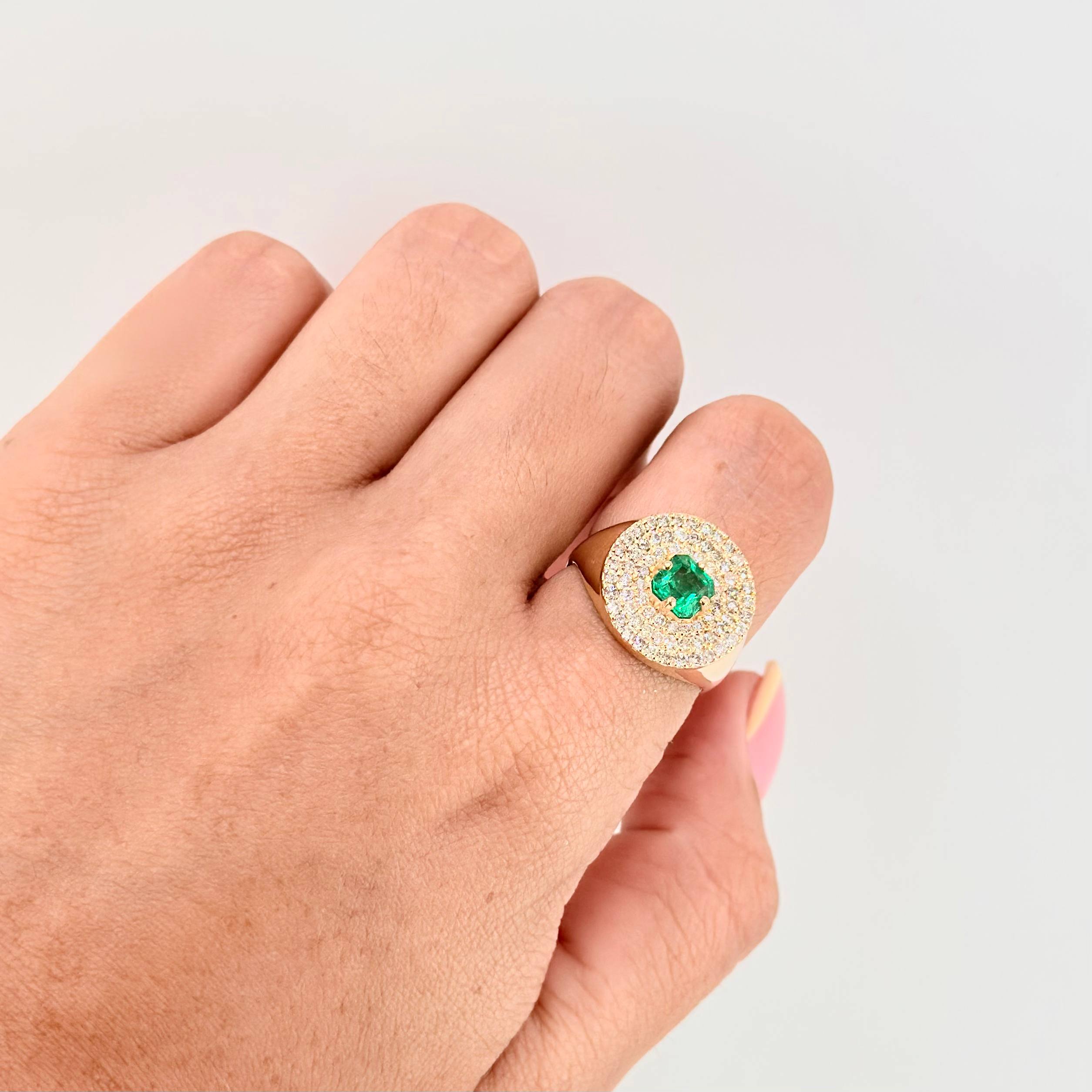 Anillo Sol Tupido Diamantes 72Pts Esmeralda 40Pts 6.25 g / T7 Oro Amarillo 18K