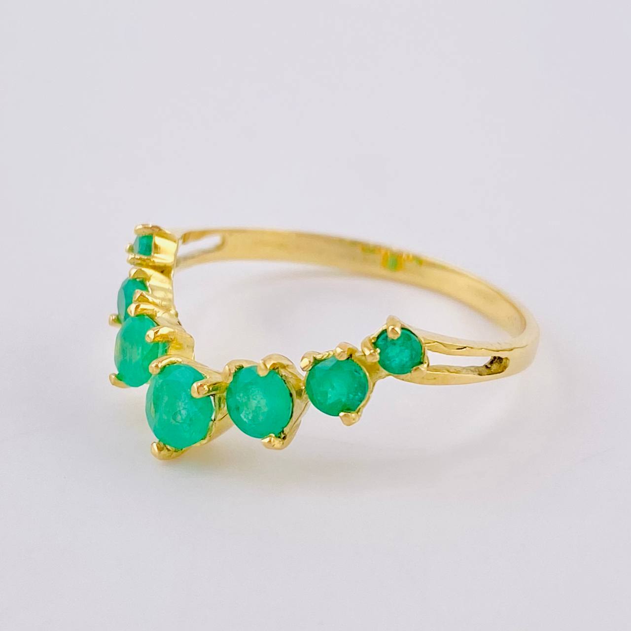 Anillo Corona Esmeraldas 93Pts 2.3 g / T9 Oro Amarillo 18K