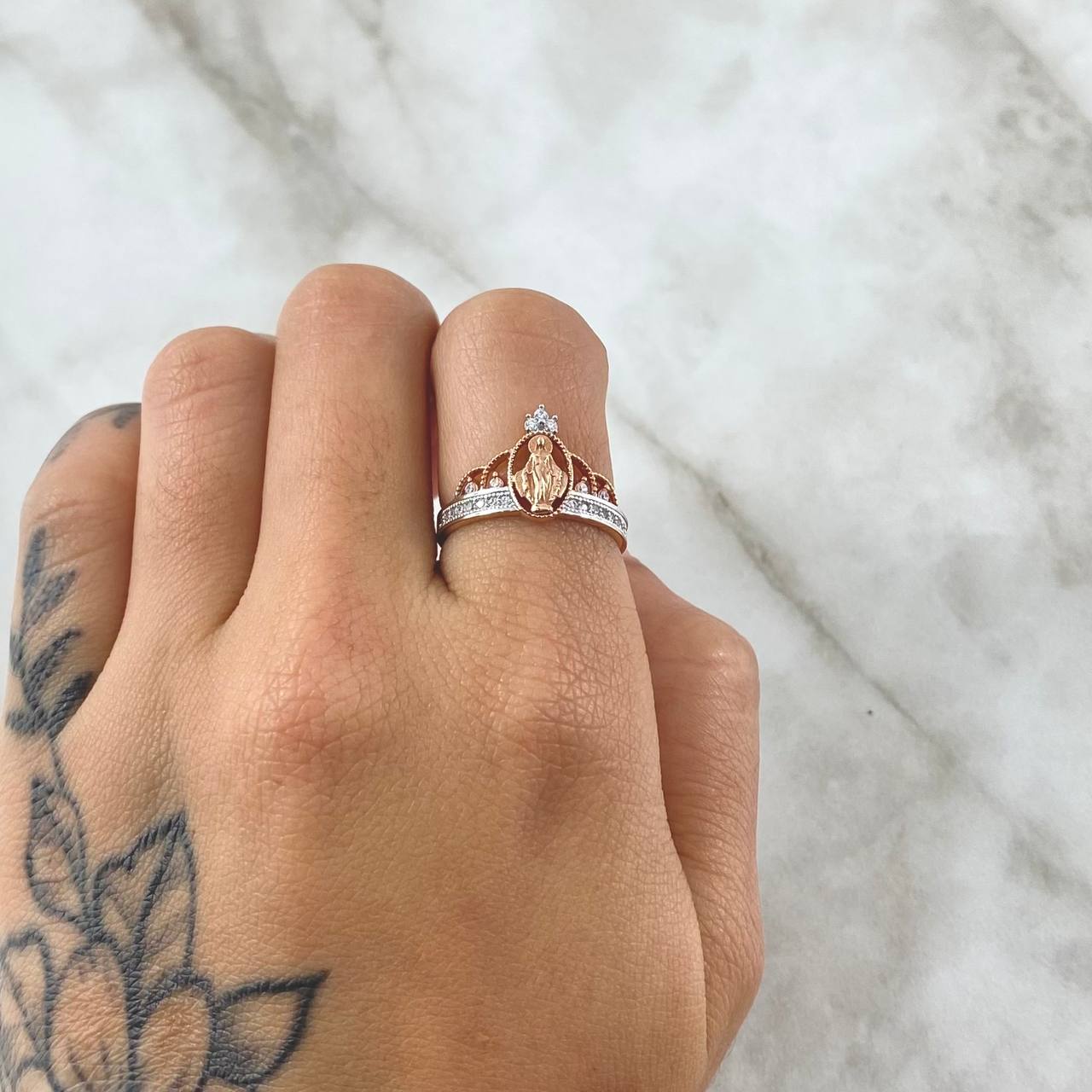 Anillo Corona Virgen Milagrosa 2.25gr / T6 1/4 / Circones Blancos Oro Rosa 18K ©