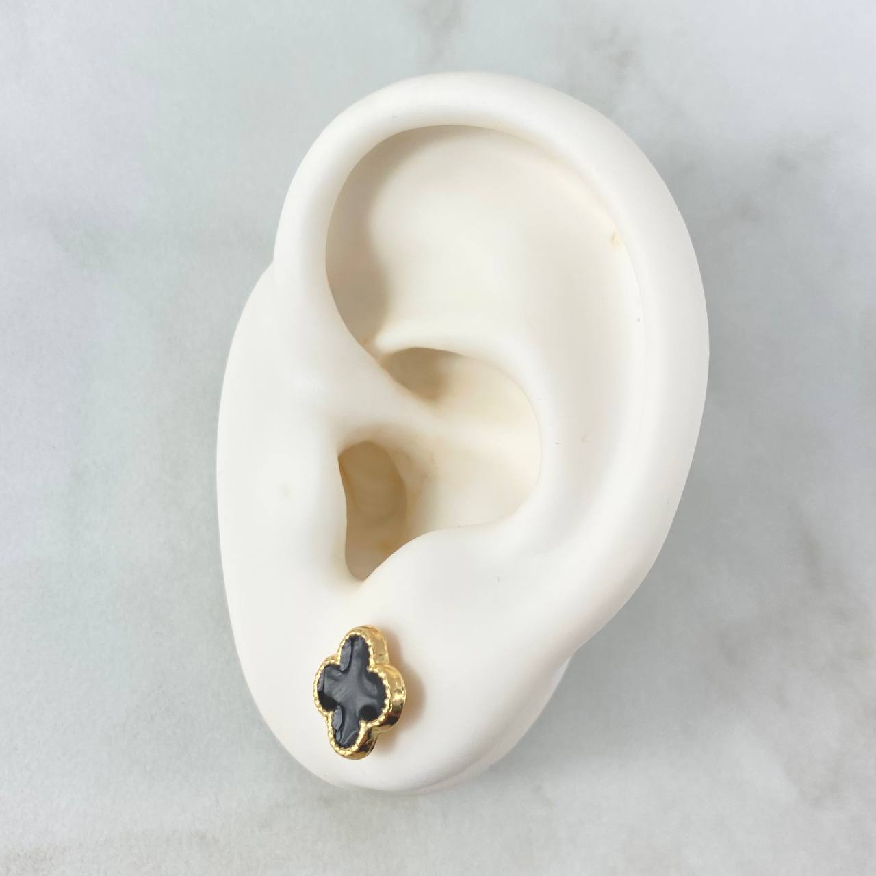 Topos Trébol VCyA 1.3gr / 9mm Resina Negra Broche Mariposa Oro Amarillo 18K ©