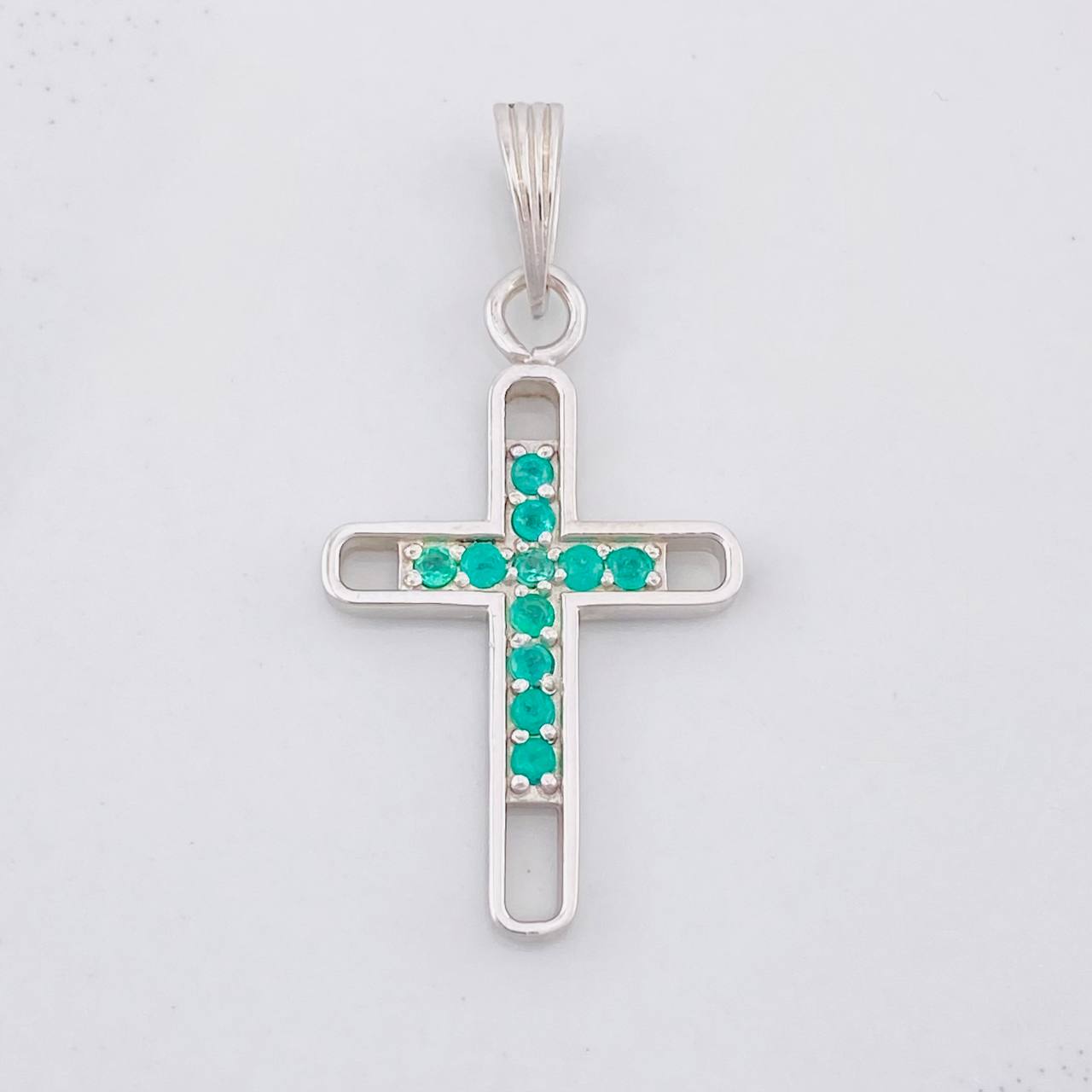 Dije Cruz Silueta Tupida Esmeraldas 28pts 1.9g / 3.5cm Plata 925