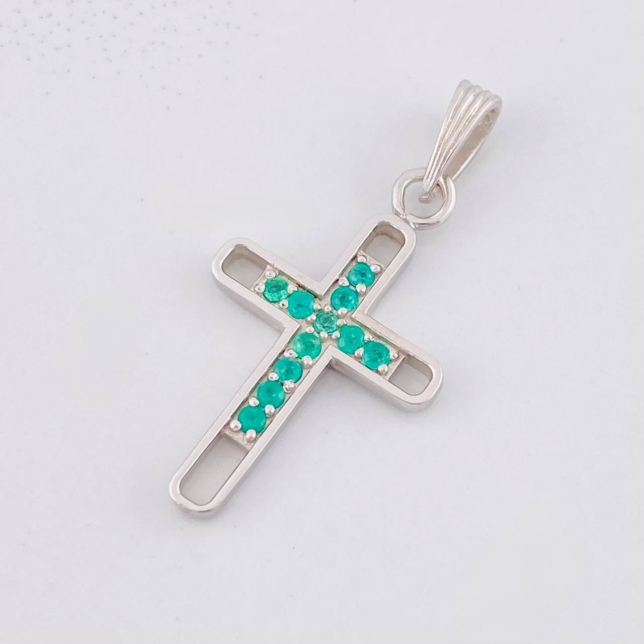Dije Cruz Silueta Tupida Esmeraldas 28pts 1.9g / 3.5cm Plata 925