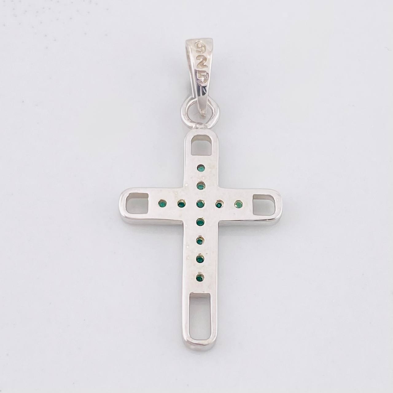 Dije Cruz Silueta Tupida Esmeraldas 28pts 1.9g / 3.5cm Plata 925
