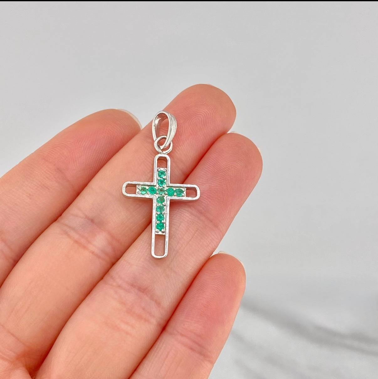 Dije Cruz Silueta Tupida Esmeraldas 28pts 1.9g / 3.5cm Plata 925