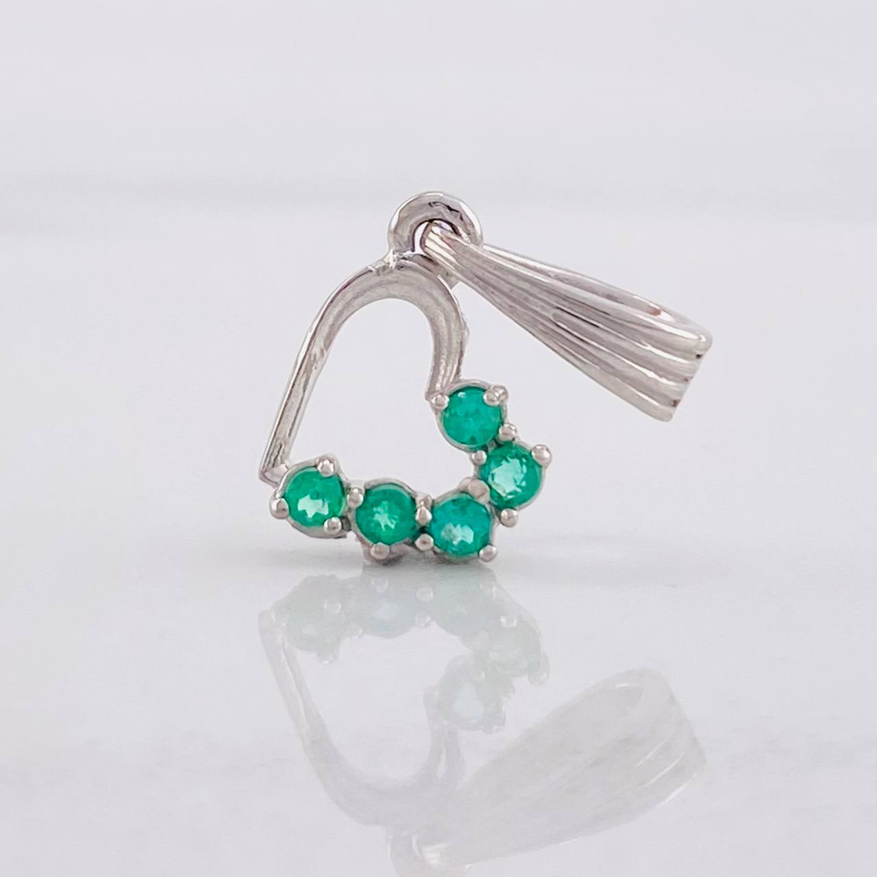 Dije Corazón Silueta Esmeraldas 10pts 0.6g / 1.7cm Plata 925