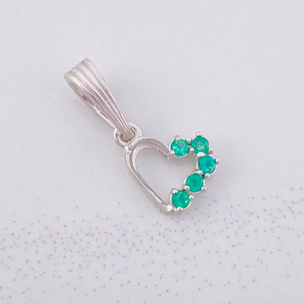 Dije Corazón Silueta Esmeraldas 10pts 0.6g / 1.7cm Plata 925