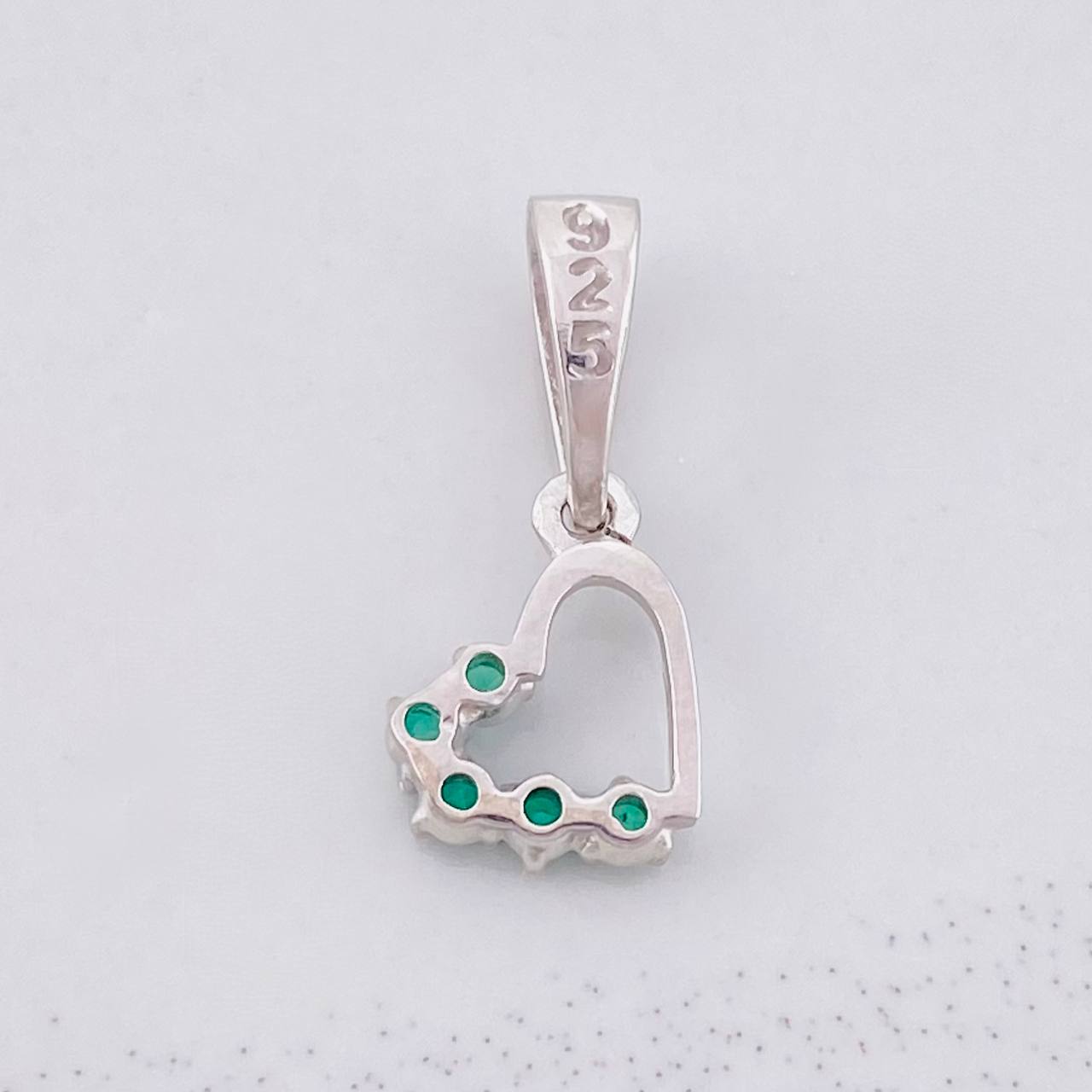 Dije Corazón Silueta Esmeraldas 10pts 0.6g / 1.7cm Plata 925