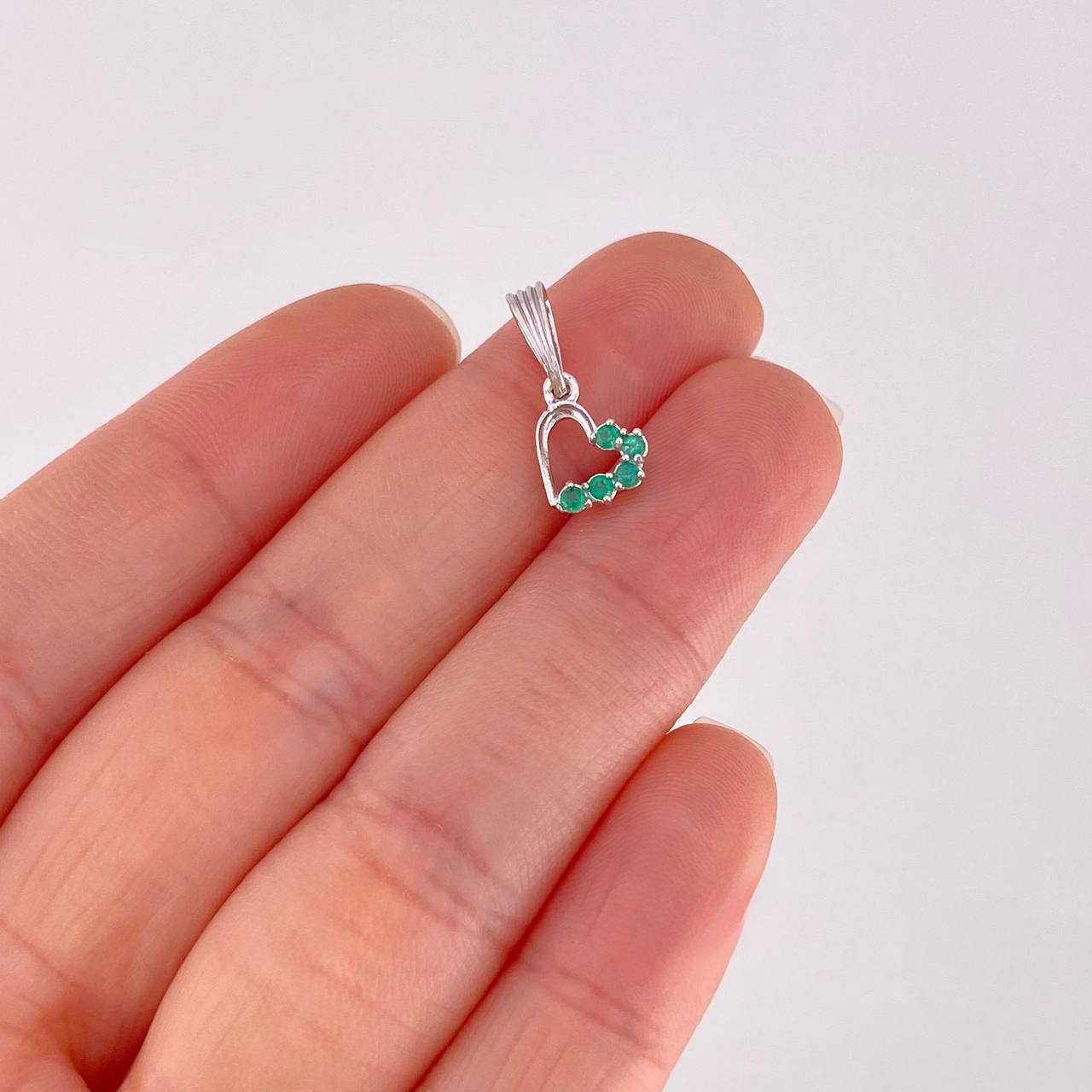 Dije Corazón Silueta Esmeraldas 10pts 0.6g / 1.7cm Plata 925