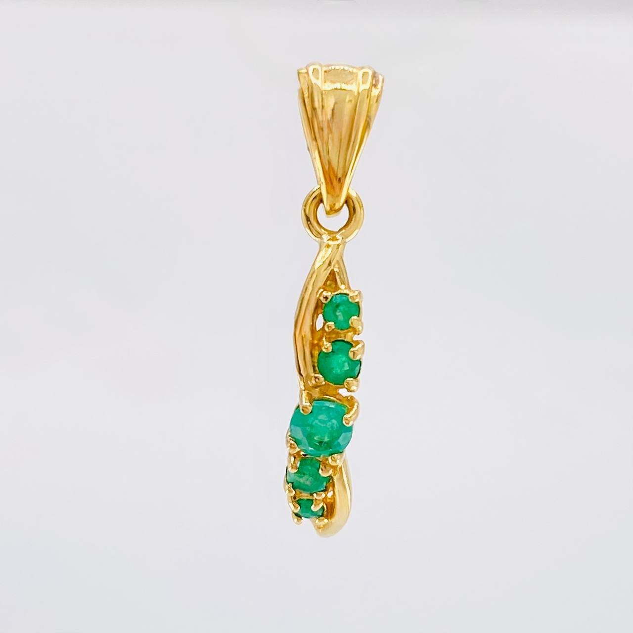 Dije Infinito Parcial 1.55gr / 2.6cm / Esmeraldas 26pts Oro Amarillo 18K (Joya)