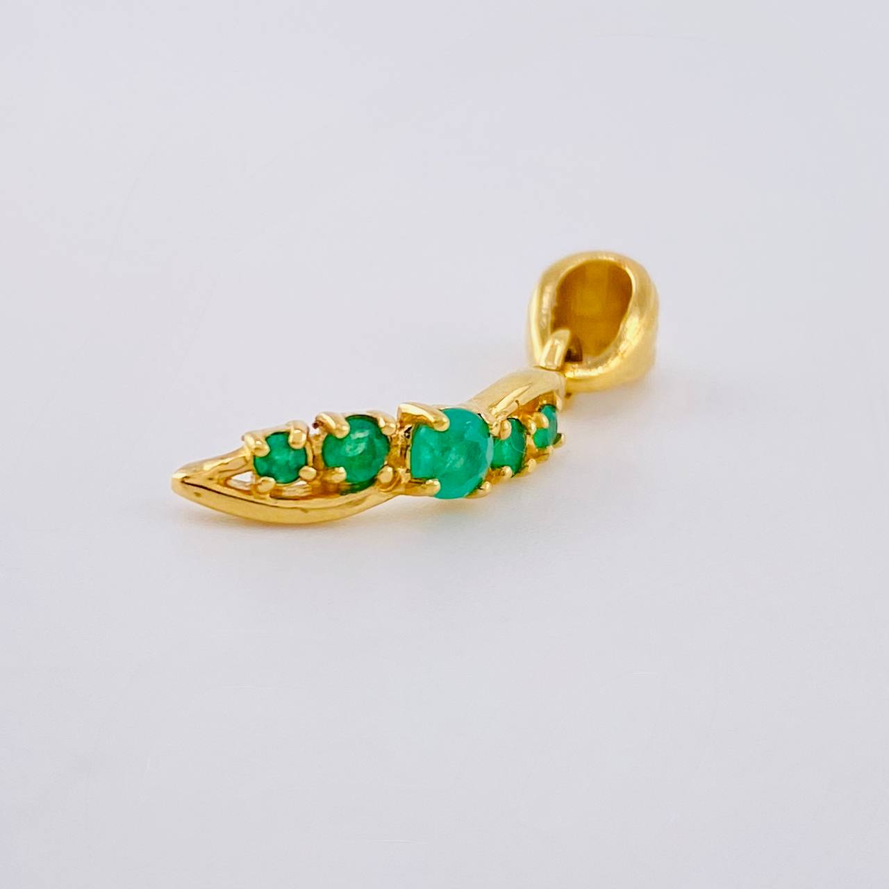 Dije Infinito Parcial 1.55gr / 2.6cm / Esmeraldas 26pts Oro Amarillo 18K (Joya)