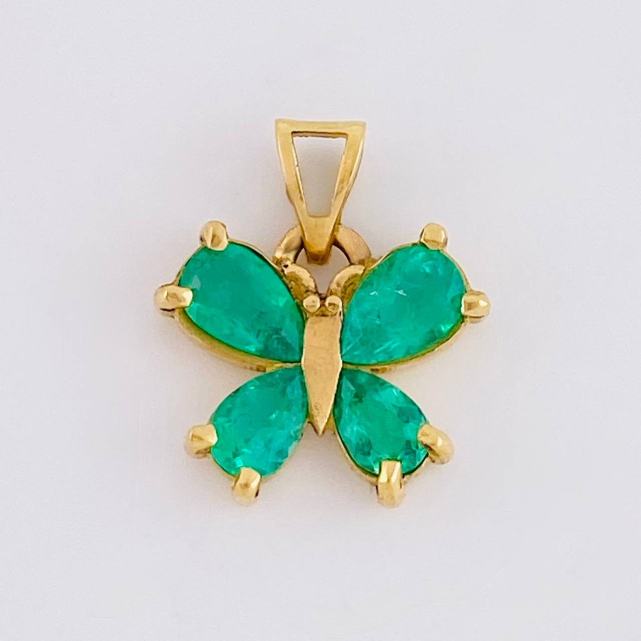 Dije Mariposa Rectangular 55pts Esmeraldas 1.8gr / 1.6cm / Oro Amarillo 18K