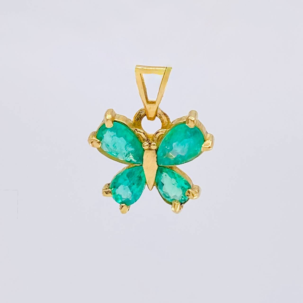 Dije Mariposa Rectangular 55pts Esmeraldas 1.8gr / 1.6cm / Oro Amarillo 18K