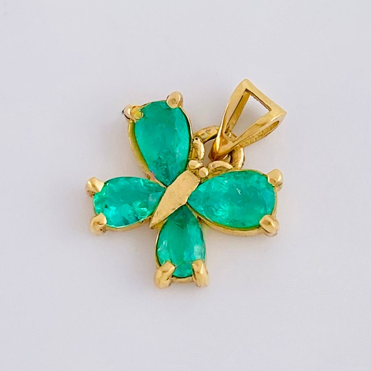 Dije Mariposa Rectangular 55pts Esmeraldas 1.8gr / 1.6cm / Oro Amarillo 18K