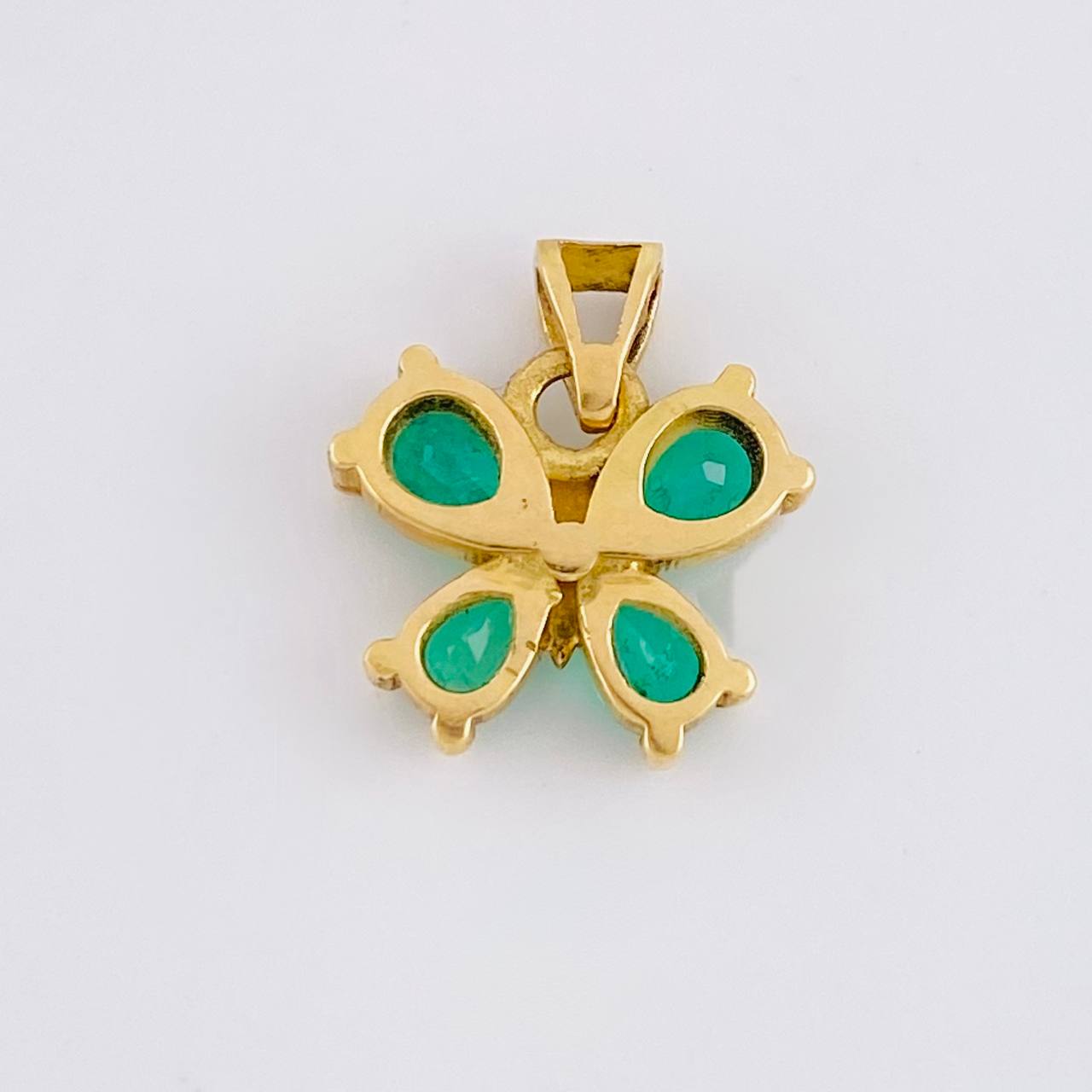 Dije Mariposa Rectangular 55pts Esmeraldas 1.8gr / 1.6cm / Oro Amarillo 18K