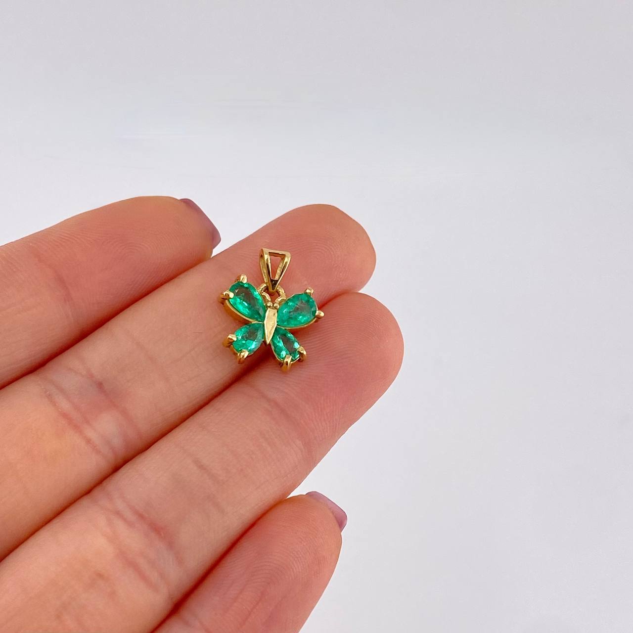 Dije Mariposa Rectangular 55pts Esmeraldas 1.8gr / 1.6cm / Oro Amarillo 18K