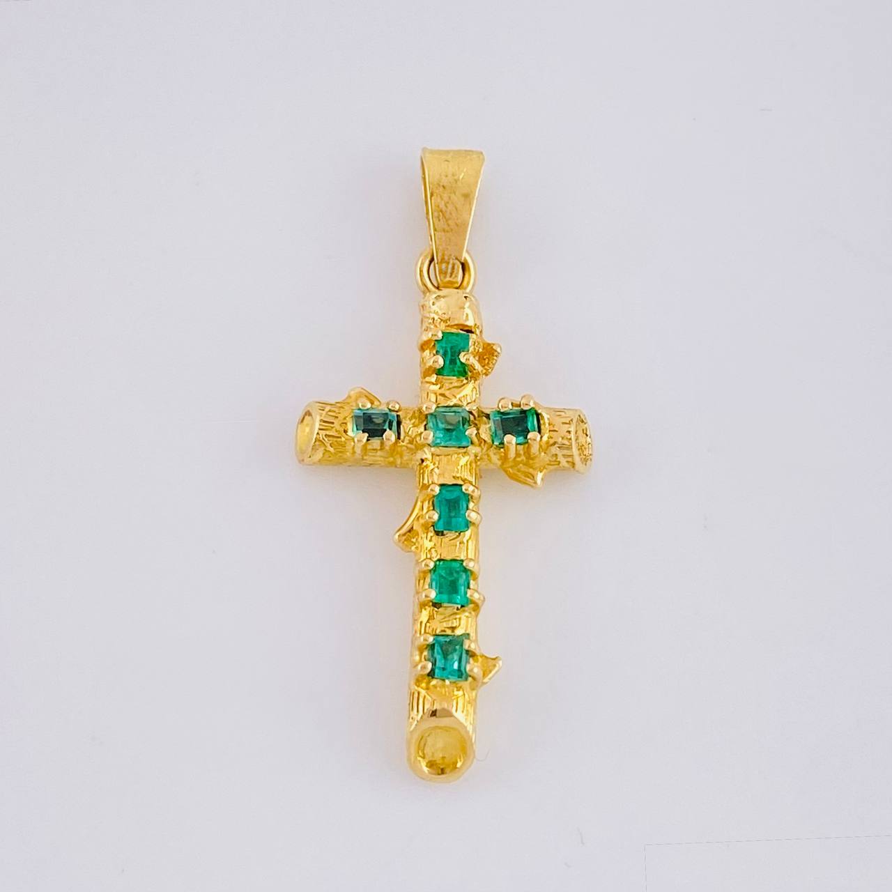 Dije Cruz Tronco Puntas Planas Esmeraldas 1,35 Qts 1.9 g / 3.4 cm Oro Amarillo 18K