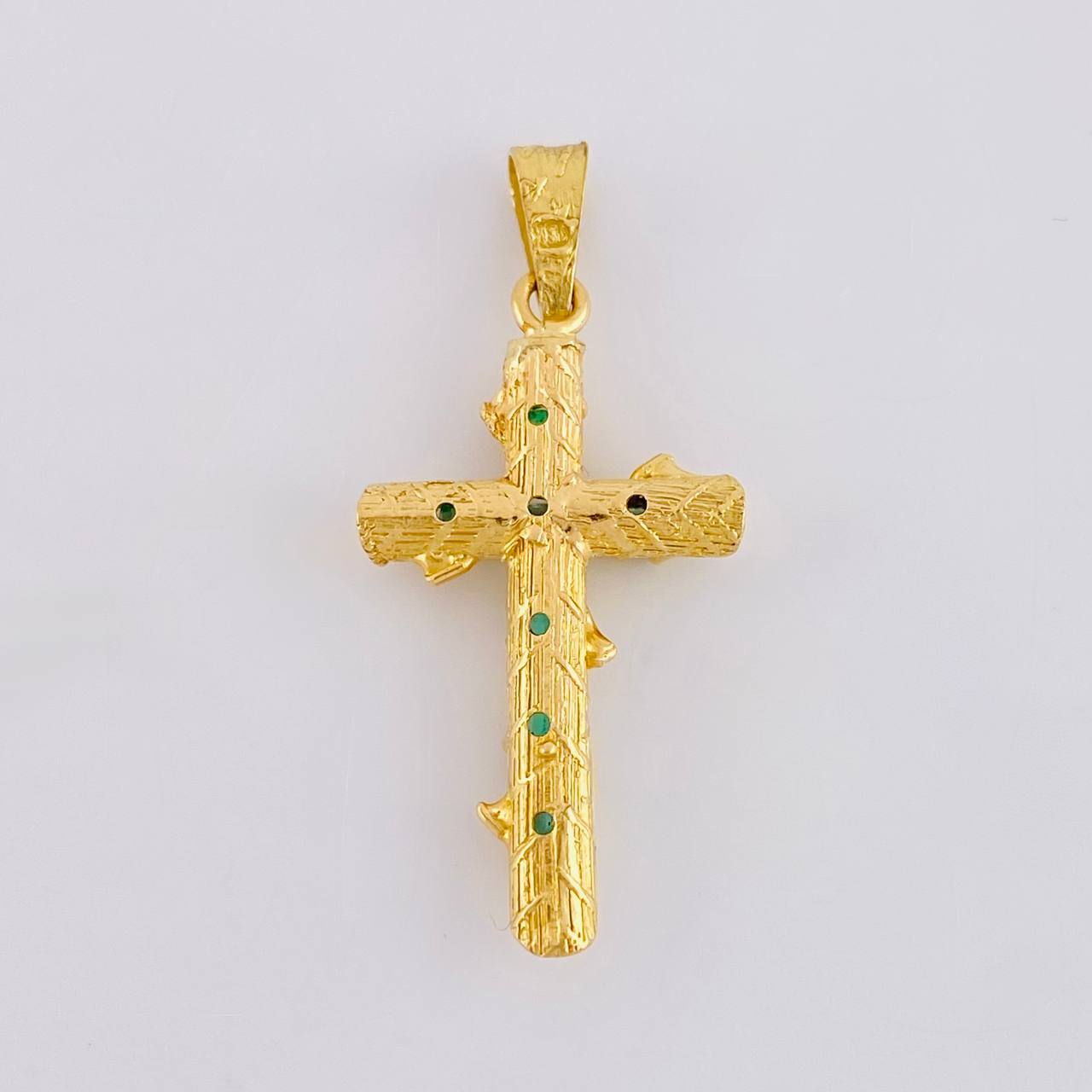 Dije Cruz Tronco Puntas Planas Esmeraldas 1,35 Qts 1.9 g / 3.4 cm Oro Amarillo 18K