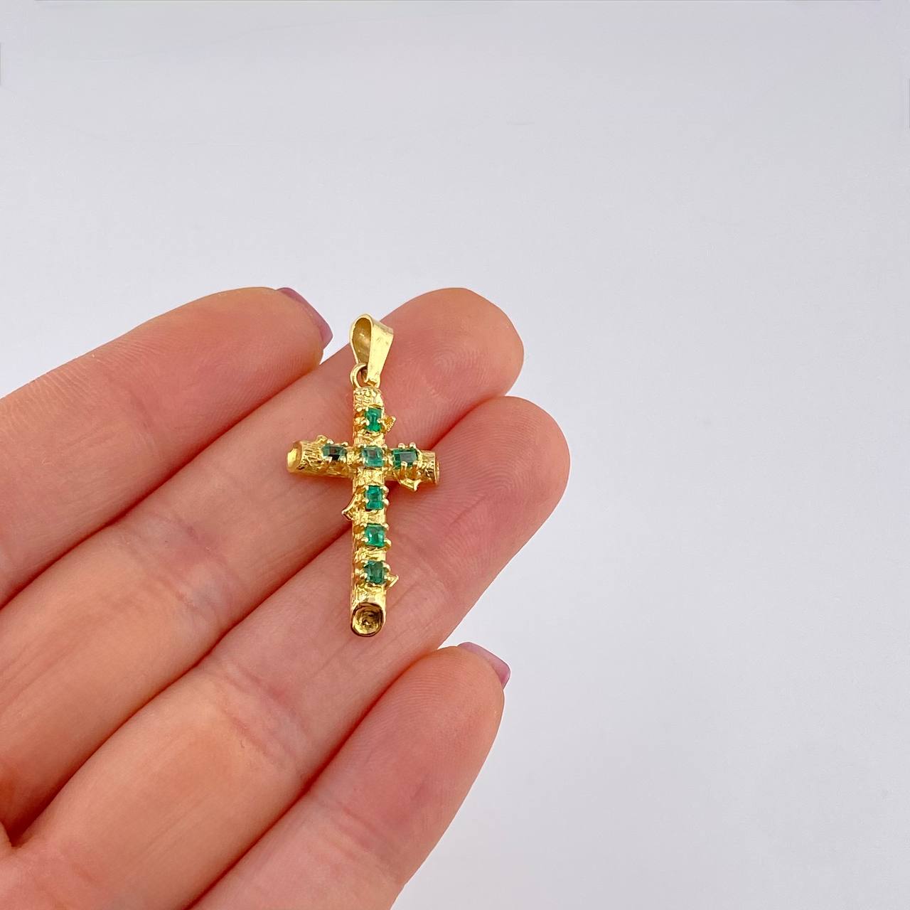 Dije Cruz Tronco Puntas Planas Esmeraldas 1,35 Qts 1.9 g / 3.4 cm Oro Amarillo 18K