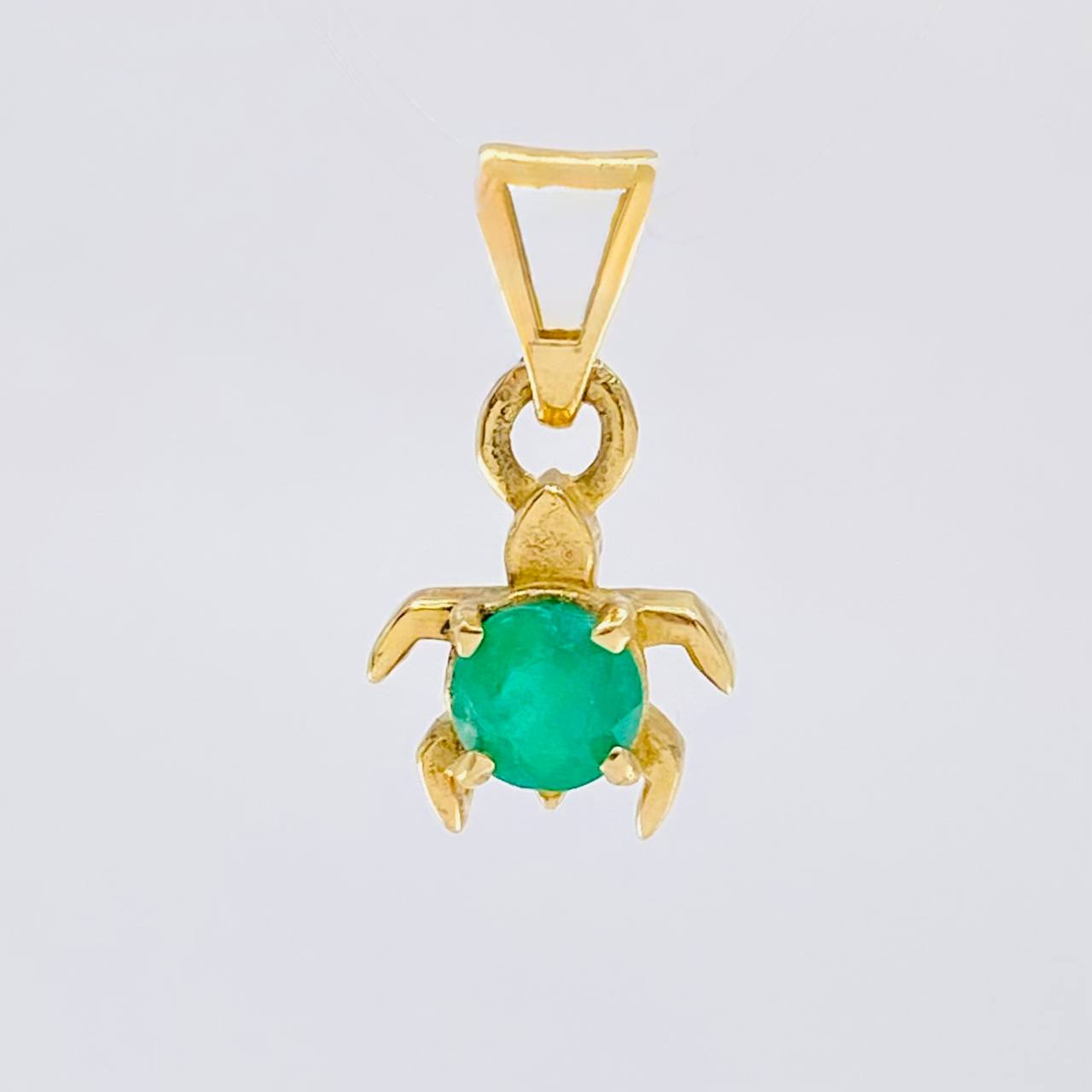 Dije Tortuga 25pts Esmeraldas 0.9gr / 1.4cm / Oro Amarillo 18K