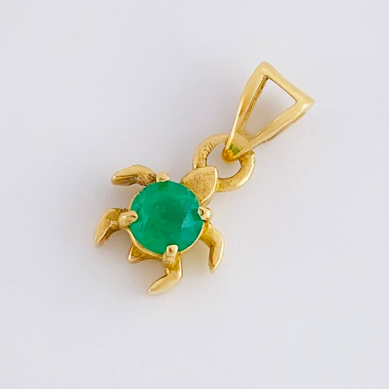 Dije Tortuga 25pts Esmeraldas 0.9gr / 1.4cm / Oro Amarillo 18K