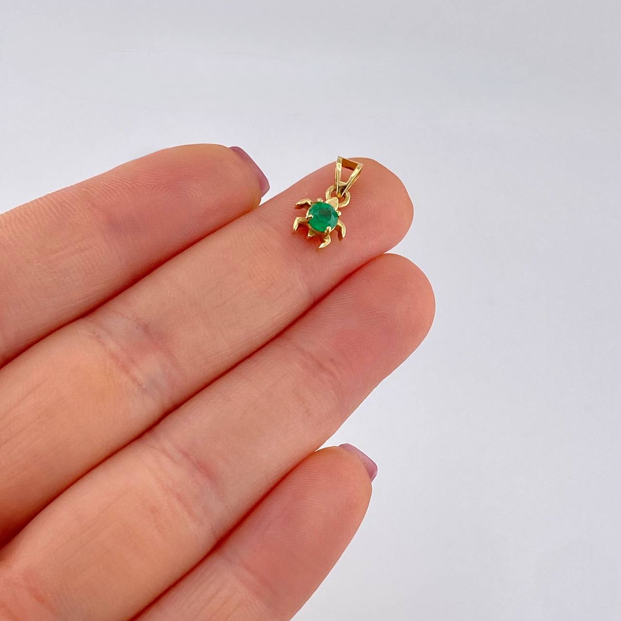 Dije Tortuga 25pts Esmeraldas 0.9gr / 1.4cm / Oro Amarillo 18K