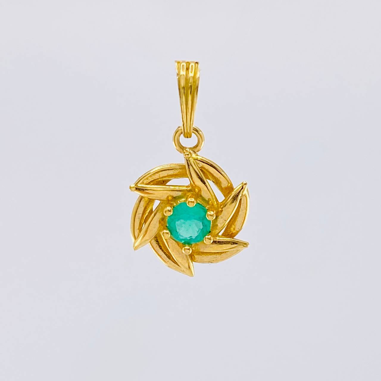 Dije Helice 2gr / 2.1cm / Esmeralda 30pts Oro Amarillo (Joya)