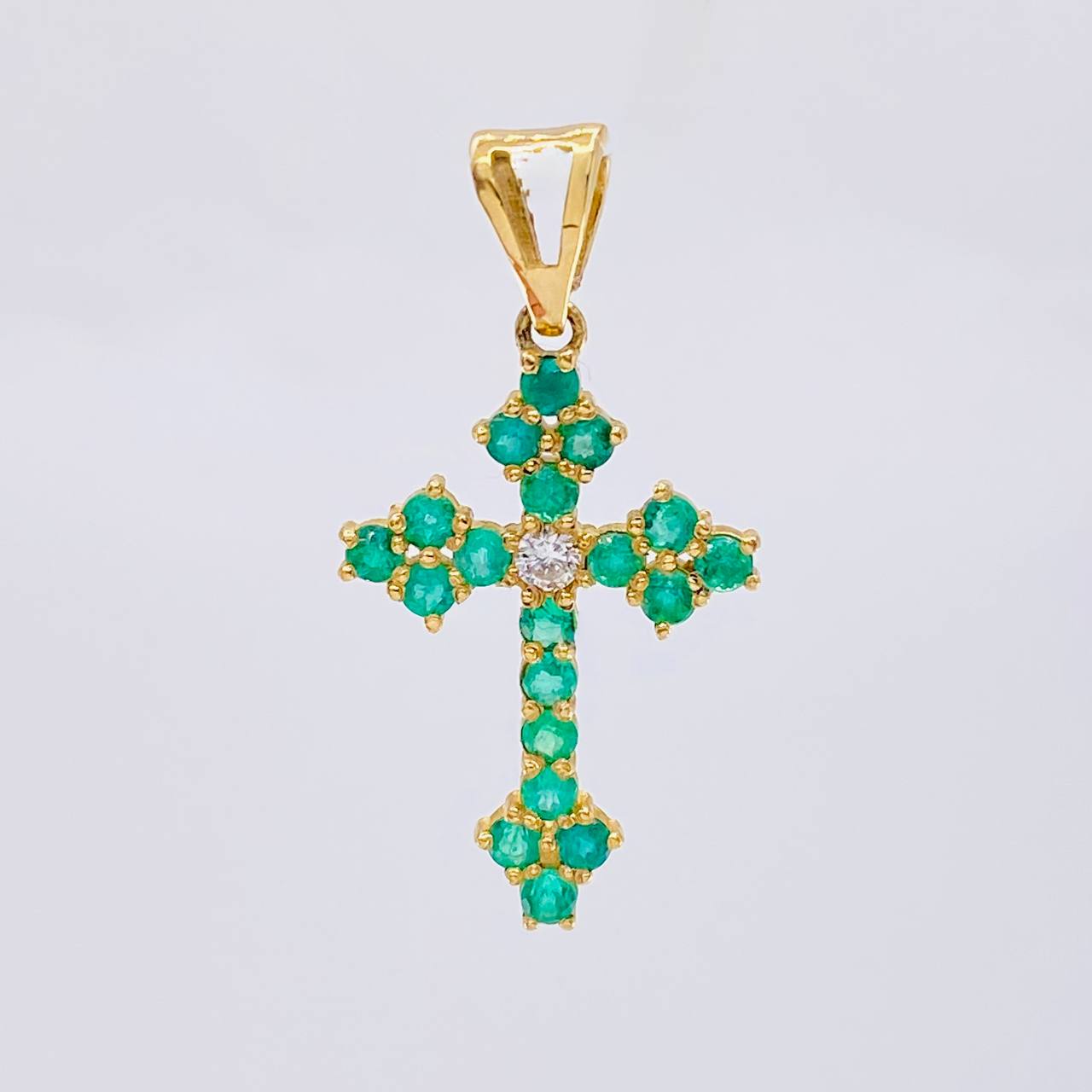 Dije Cruz Florencial 45pts Esmeraldas 8pts Diamantes 2gr / 3cm / Oro Amarillo 18K