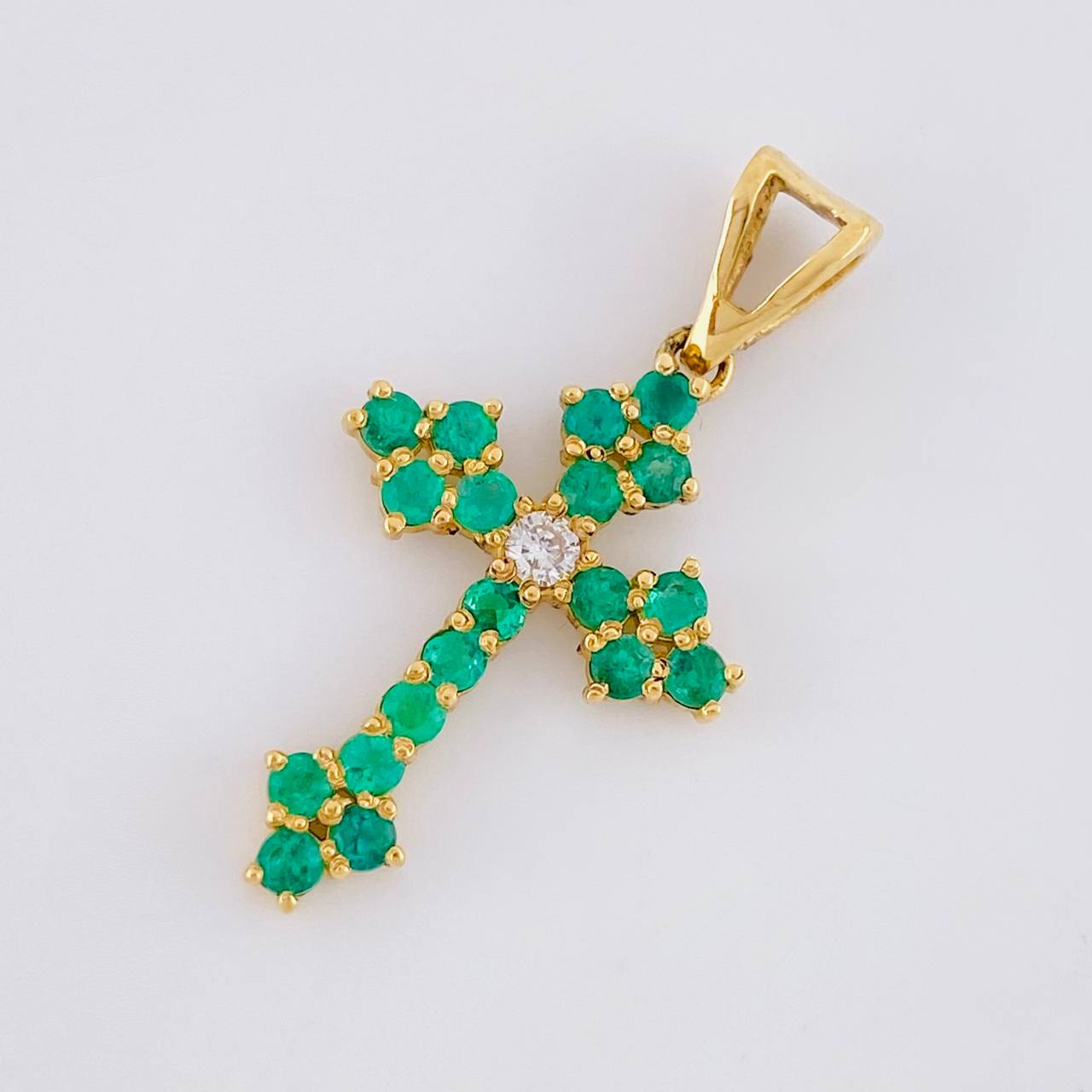 Dije Cruz Florencial 45pts Esmeraldas 8pts Diamantes 2gr / 3cm / Oro Amarillo 18K