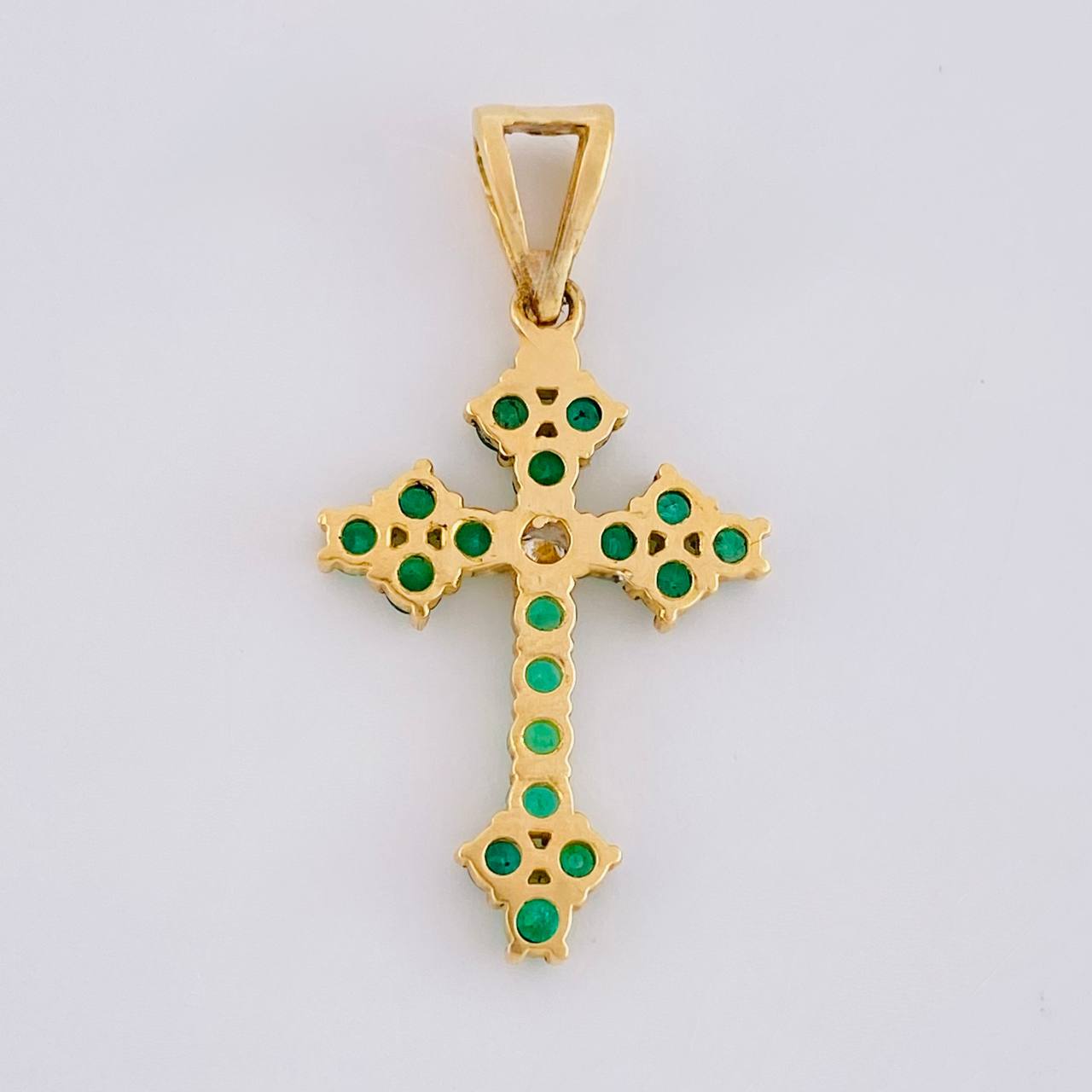 Dije Cruz Florencial 45pts Esmeraldas 8pts Diamantes 2gr / 3cm / Oro Amarillo 18K