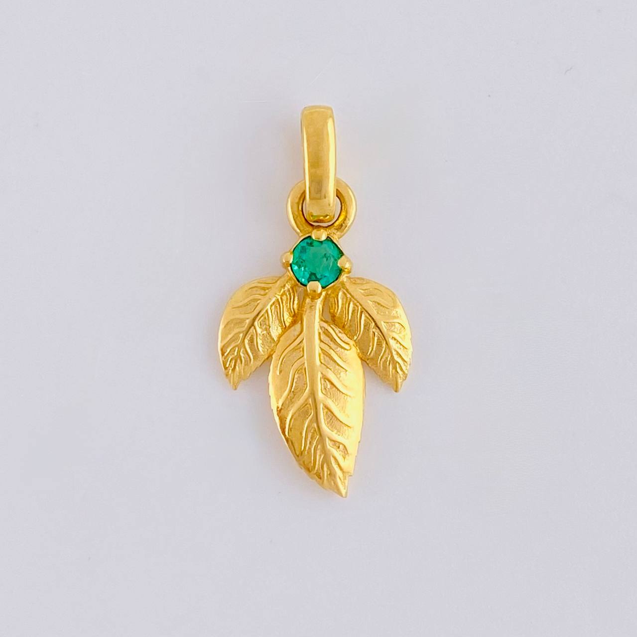 Dije Hoja Triple 1.7gr / 2.3cm / Esmeralda 9pts Oro Amarillo (Joya)