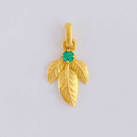 Dije Hoja Triple 1.7gr / 2.3cm / Esmeralda 9pts Oro Amarillo (Joya)