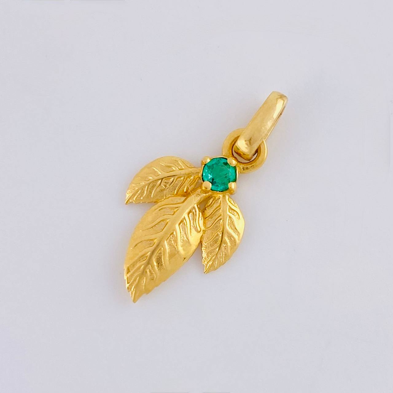 Dije Hoja Triple 1.7gr / 2.3cm / Esmeralda 9pts Oro Amarillo (Joya)
