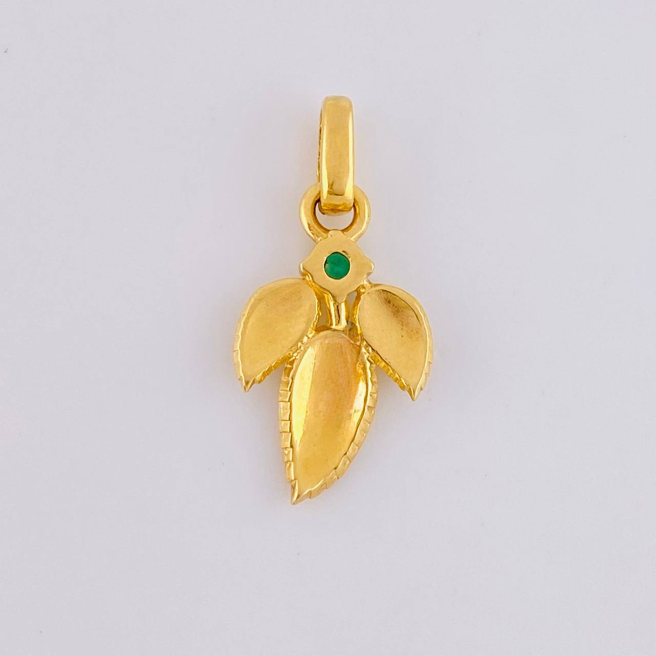 Dije Hoja Triple 1.7gr / 2.3cm / Esmeralda 9pts Oro Amarillo (Joya)