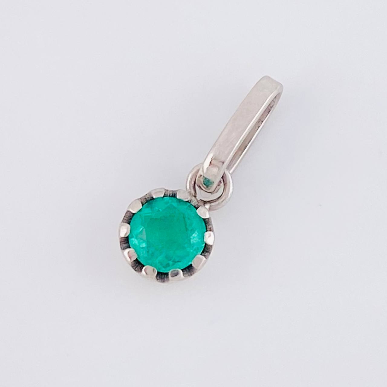 Dije Cruz Florencial 45pts Esmeraldas 8pts Diamantes 2gr / 3cm / Oro Amarillo 18K