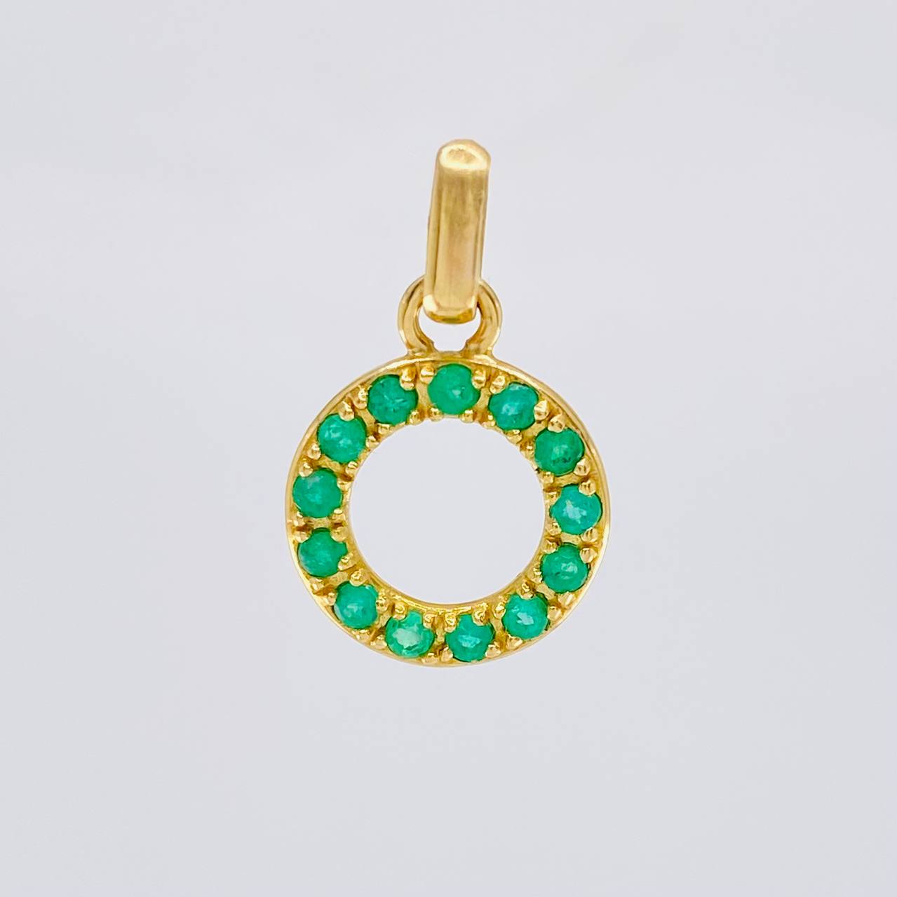 Dije Circulo 26pts Esmeraldas 1.75gr / 2cm / Oro Amarillo 18K