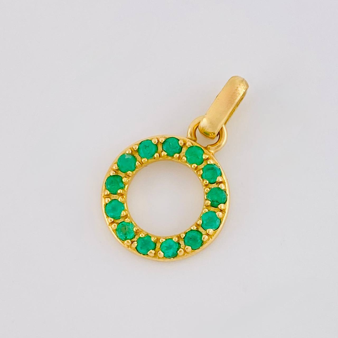 Dije Circulo 26pts Esmeraldas 1.75gr / 2cm / Oro Amarillo 18K