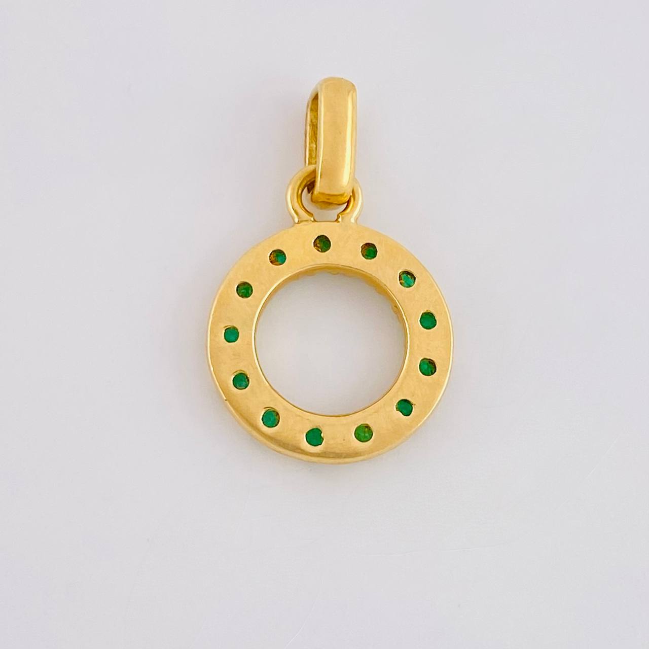 Dije Circulo 26pts Esmeraldas 1.75gr / 2cm / Oro Amarillo 18K