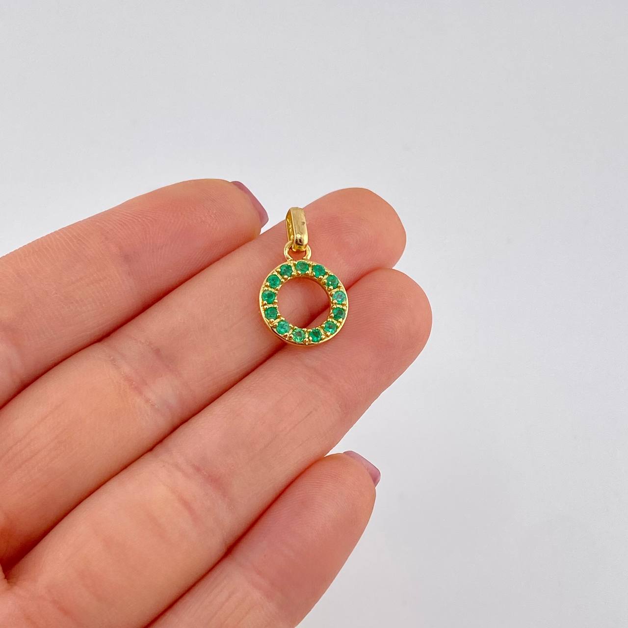 Dije Circulo 26pts Esmeraldas 1.75gr / 2cm / Oro Amarillo 18K