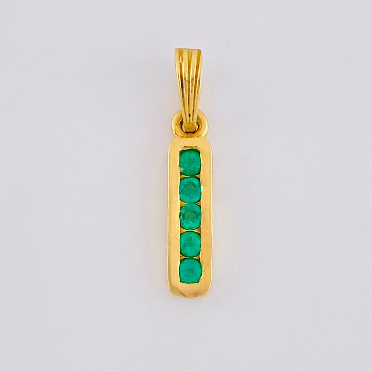 Dije Carril Recto 1.35gr / 2.1cm / Esmeraldas 19pts Oro Amarillo 18K (Joya)