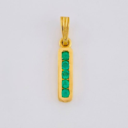 Dije Carril Recto 1.35gr / 2.1cm / Esmeraldas 19pts Oro Amarillo 18K (Joya)