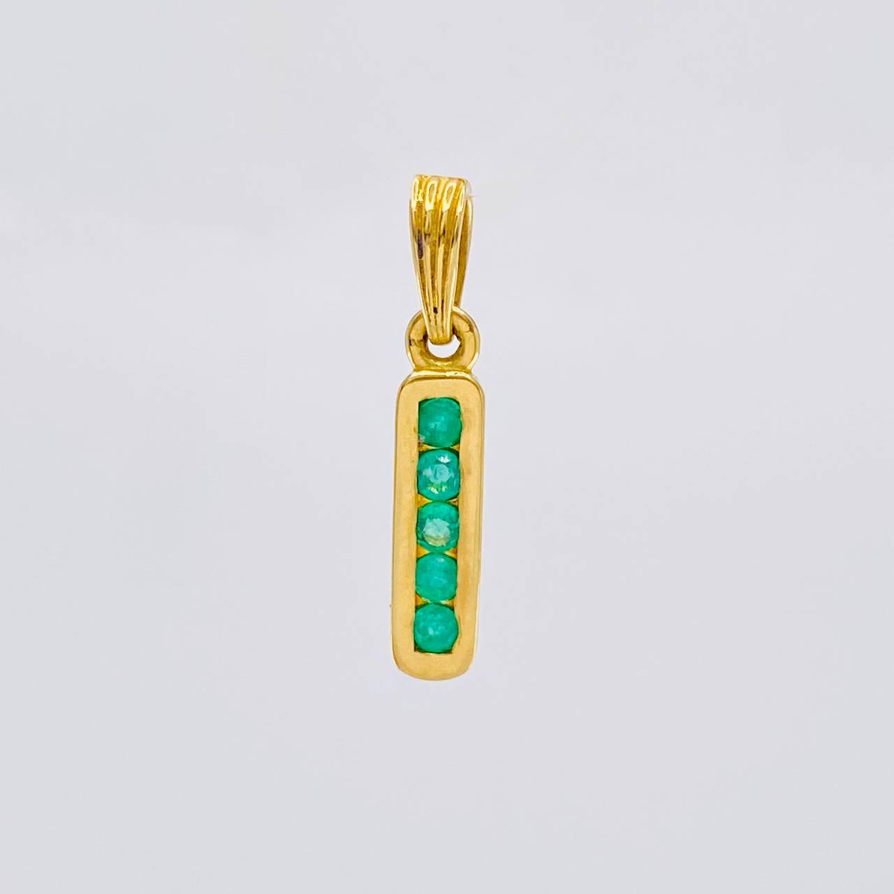 Dije Carril Recto 1.35gr / 2.1cm / Esmeraldas 19pts Oro Amarillo 18K (Joya)
