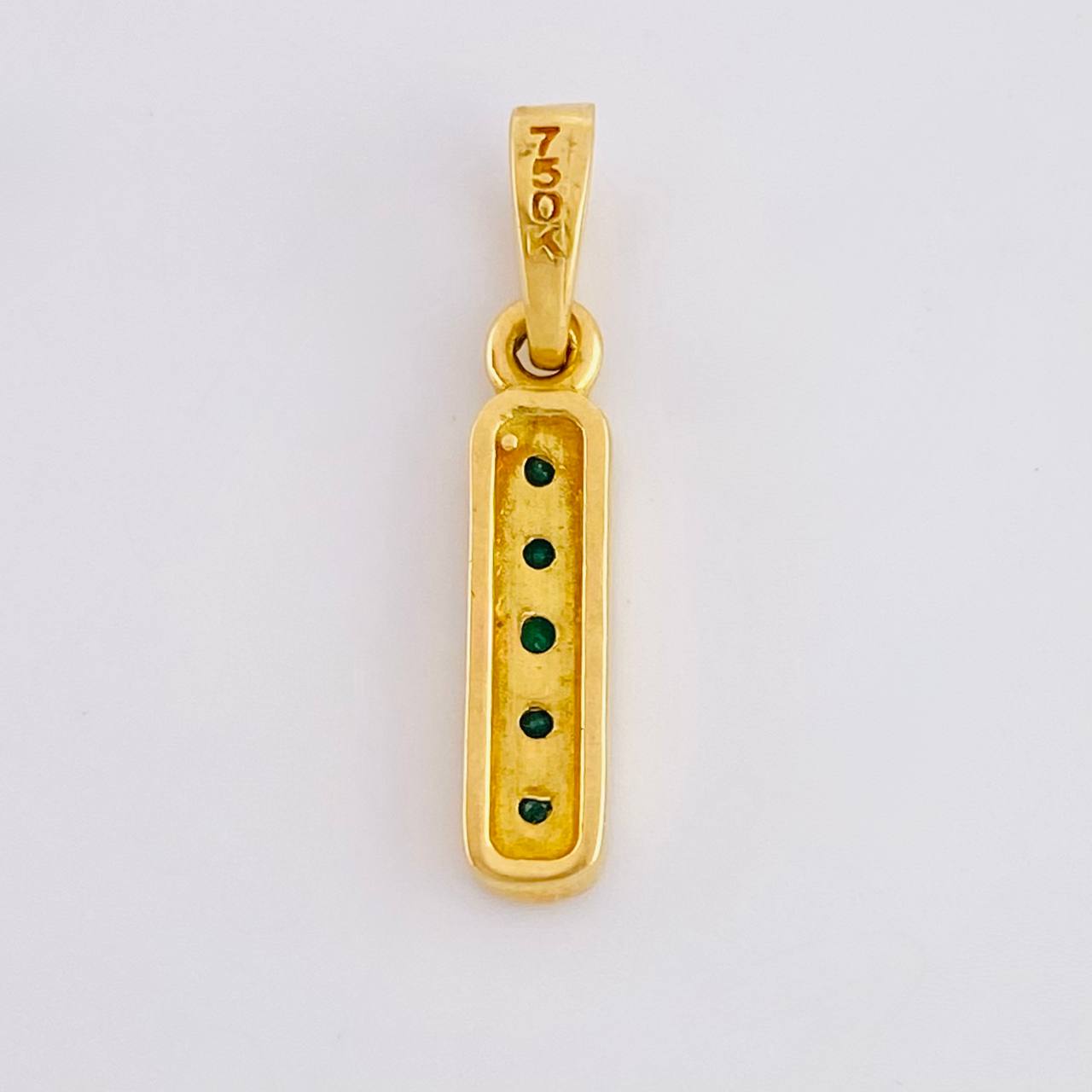 Dije Carril Recto 1.35gr / 2.1cm / Esmeraldas 19pts Oro Amarillo 18K (Joya)