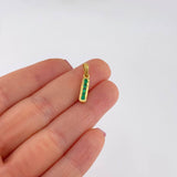 Dije Carril Recto 1.35gr / 2.1cm / Esmeraldas 19pts Oro Amarillo 18K (Joya)