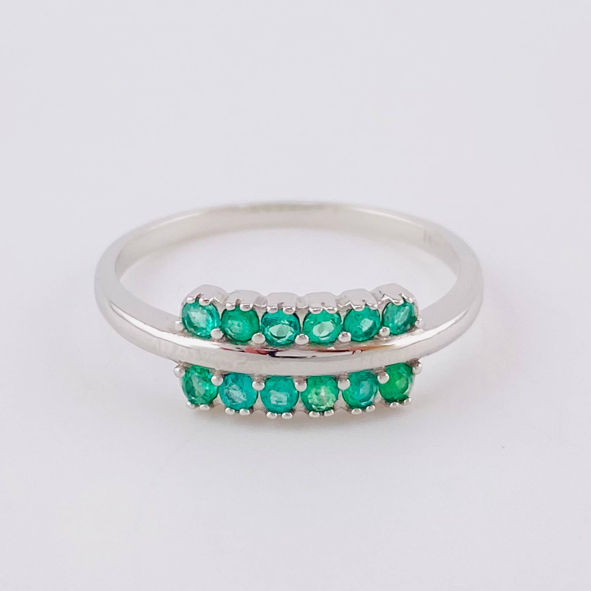Anillo Rama Linea Doble 2.5gr / T7 1/2 / Esmeraldas 37pts Oro Blanco 18K (Joya)