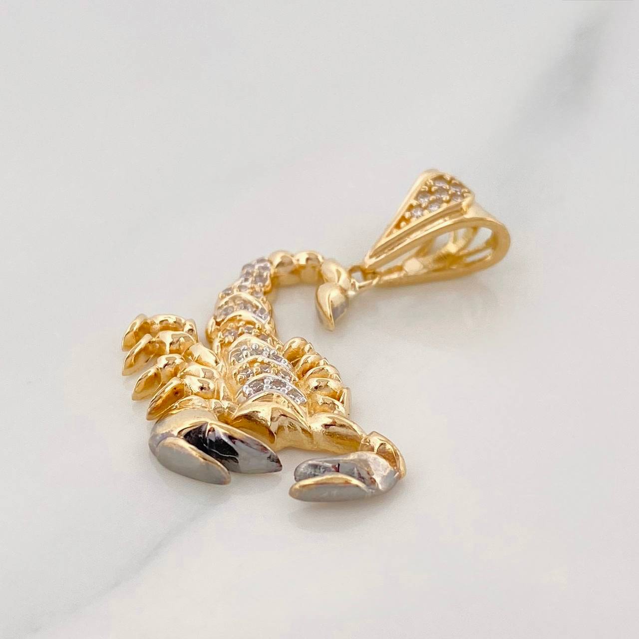 Dije Escorpion 3.8g / 3cm Dos Oros Negro Amarillo 18K